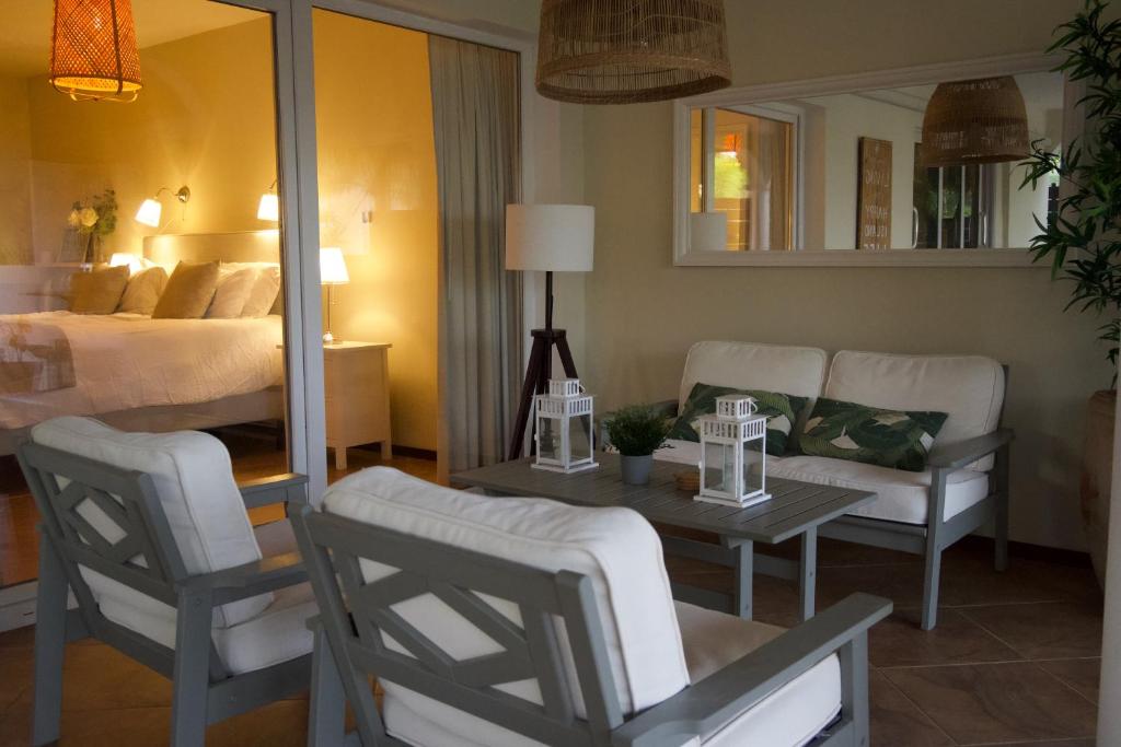 Posezení v ubytování Luxury appt for 6: mesmerizing Spanish water view