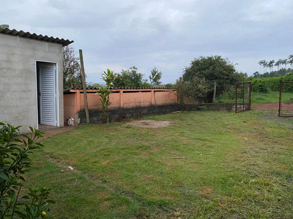 a backyard with a fence and a grass yard at CAMPING SÃO BENEDITO in São Roque de Minas