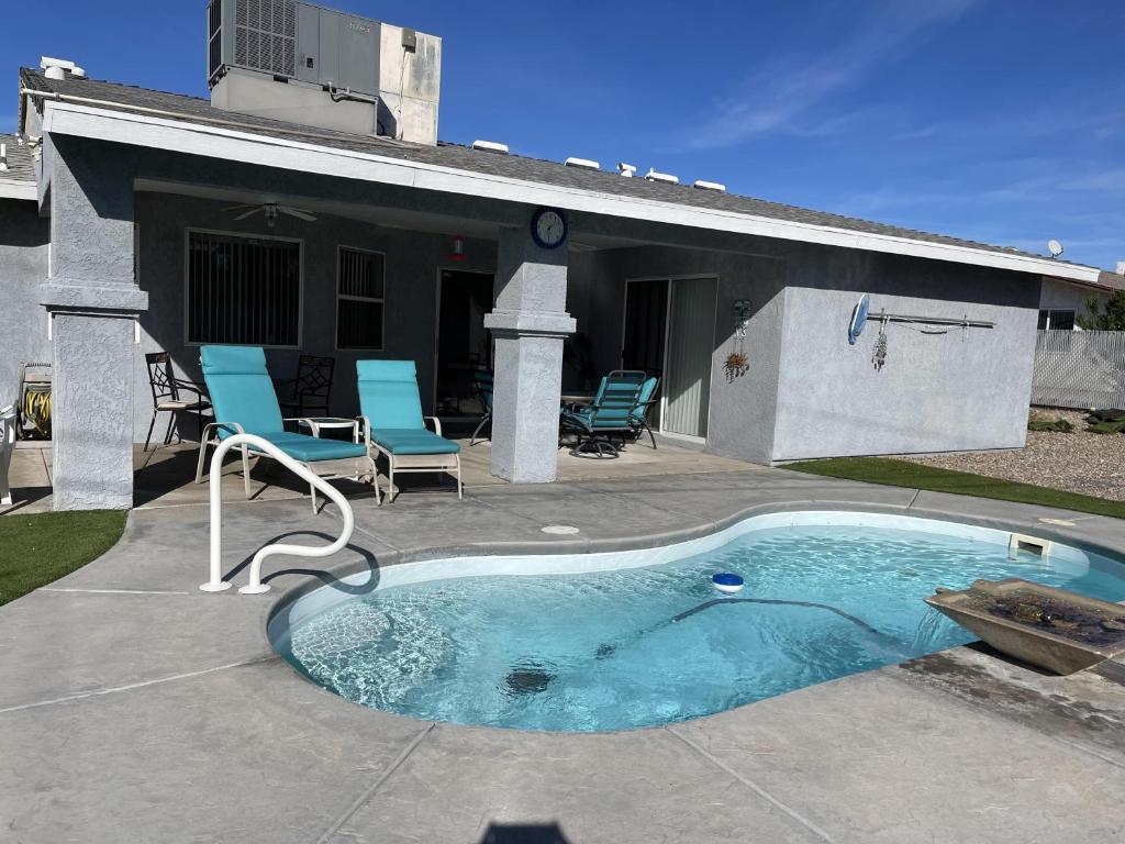 Πισίνα στο ή κοντά στο Cute 2 bedroom home with pool and RV parking
