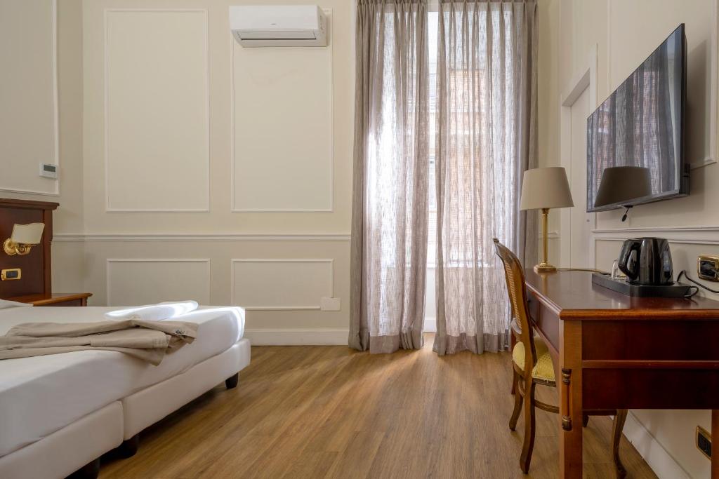 Łóżko lub łóżka w pokoju w obiekcie Napolit'amo Hotel Principe