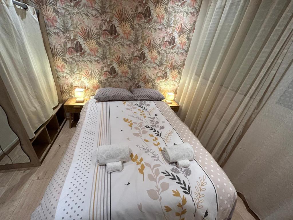 מיטה או מיטות בחדר ב-Appartement de luxe en R/C idealment place en hyper centre