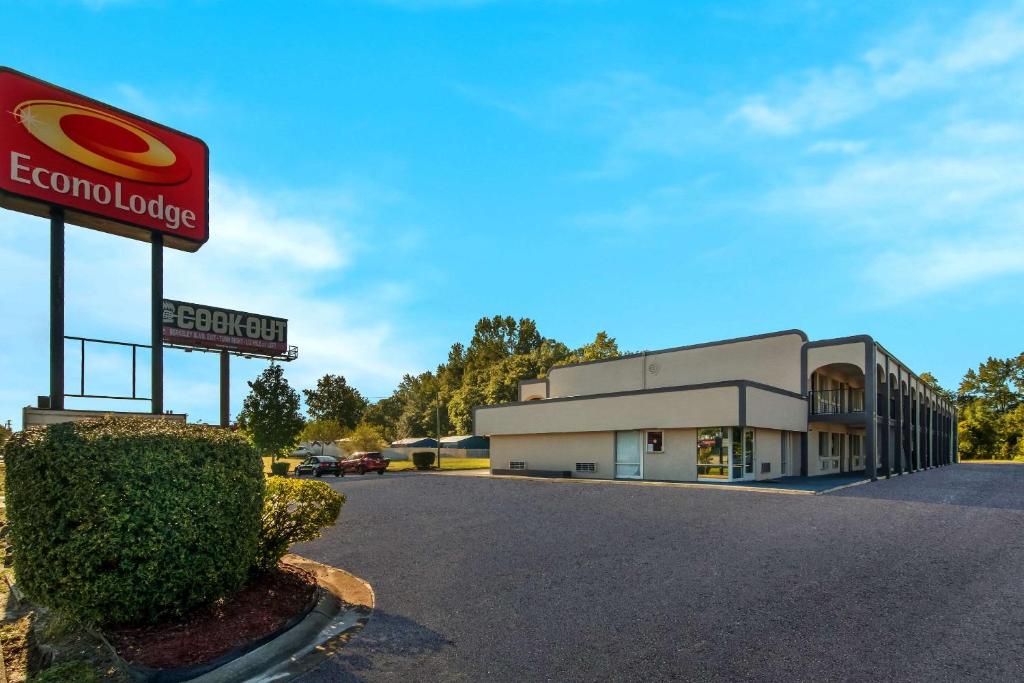 una señal para un motel corona al lado de un estacionamiento en Econo Lodge Goldsboro Hwy 70, en Goldsboro