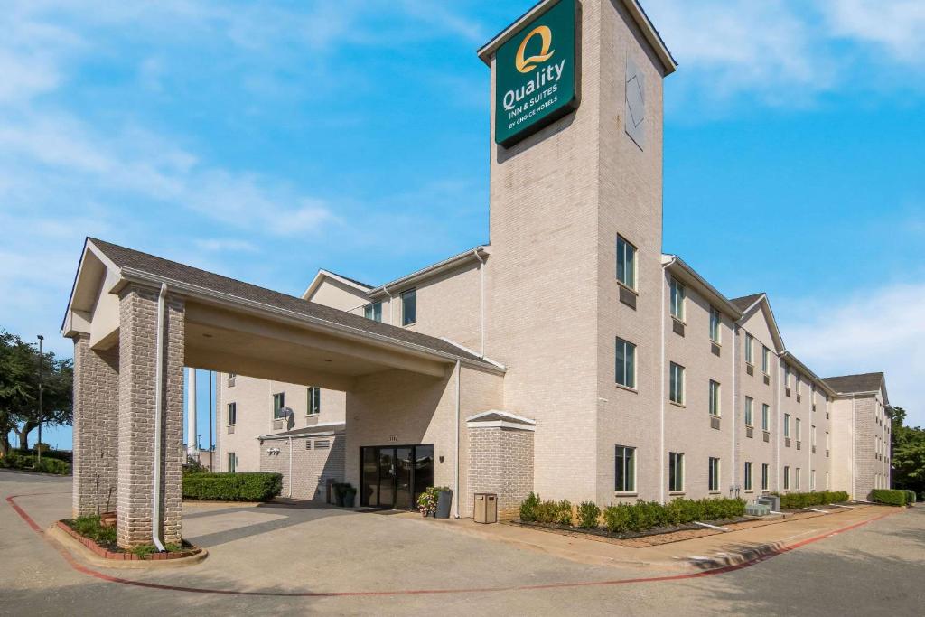 ein Gebäude mit einem Schild darüber in der Unterkunft Quality Inn & Suites Roanoke - Fort Worth North in Roanoke