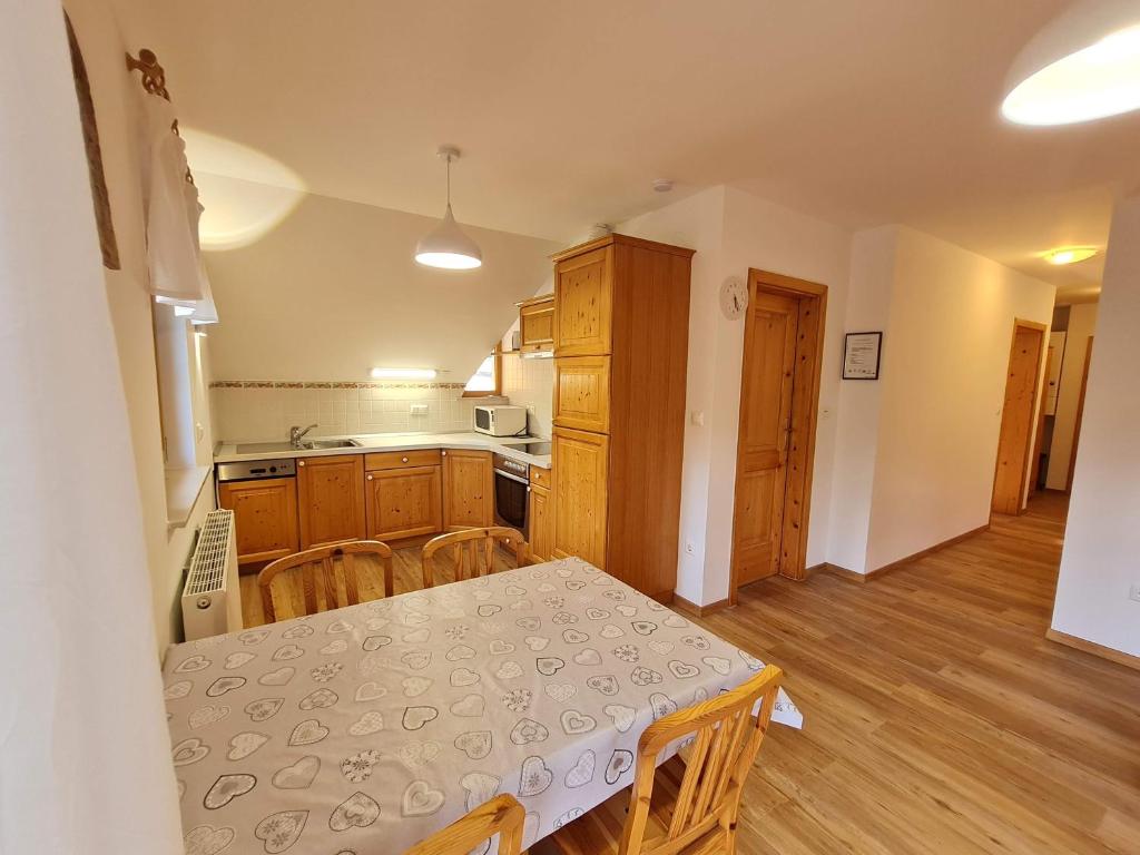 Kuchyň nebo kuchyňský kout v ubytování Apartments Karmen