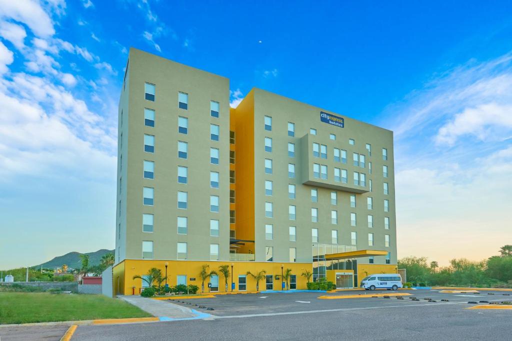 una representación de un hotel con aparcamiento en City Express by Marriott Guaymas en Guaymas