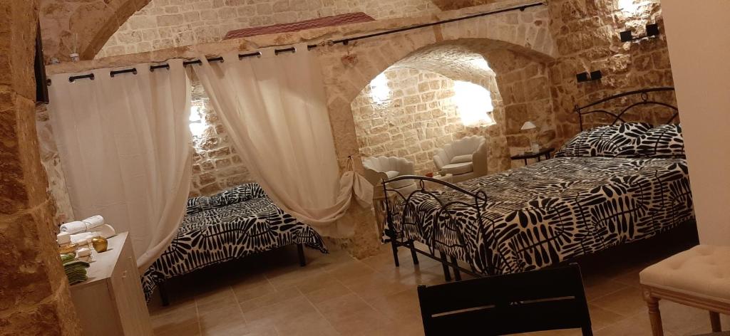 ein Schlafzimmer mit einem Zebra-Bett in einem Zimmer in der Unterkunft Dimora Cleó in Putignano