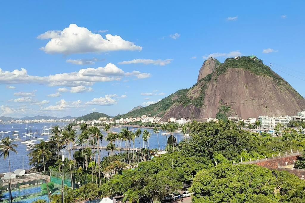a mountain next to a body of water with a city at Linda vista p/ Pão de Açúcar, área nobre, praias. in Rio de Janeiro