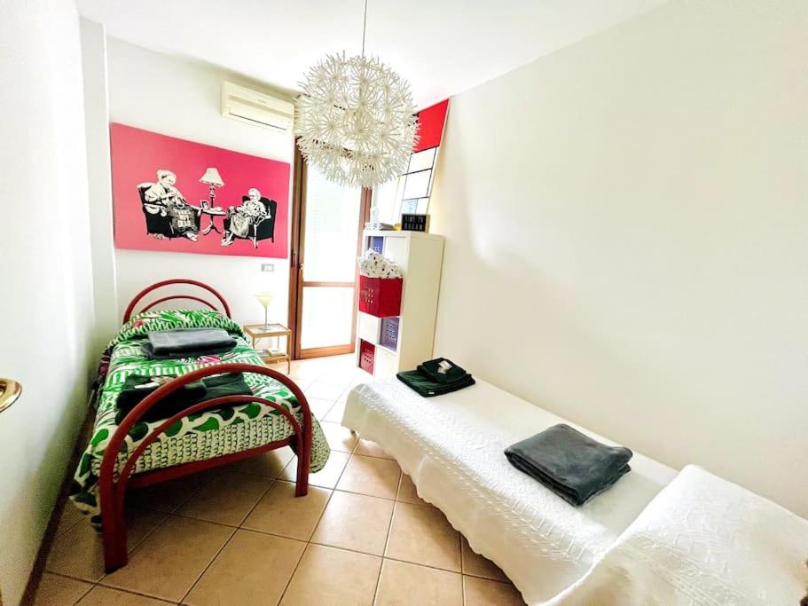 Zimmer mit einem Tisch, einer Bank und einem Kronleuchter in der Unterkunft La Casa nel Verde in Pistoia