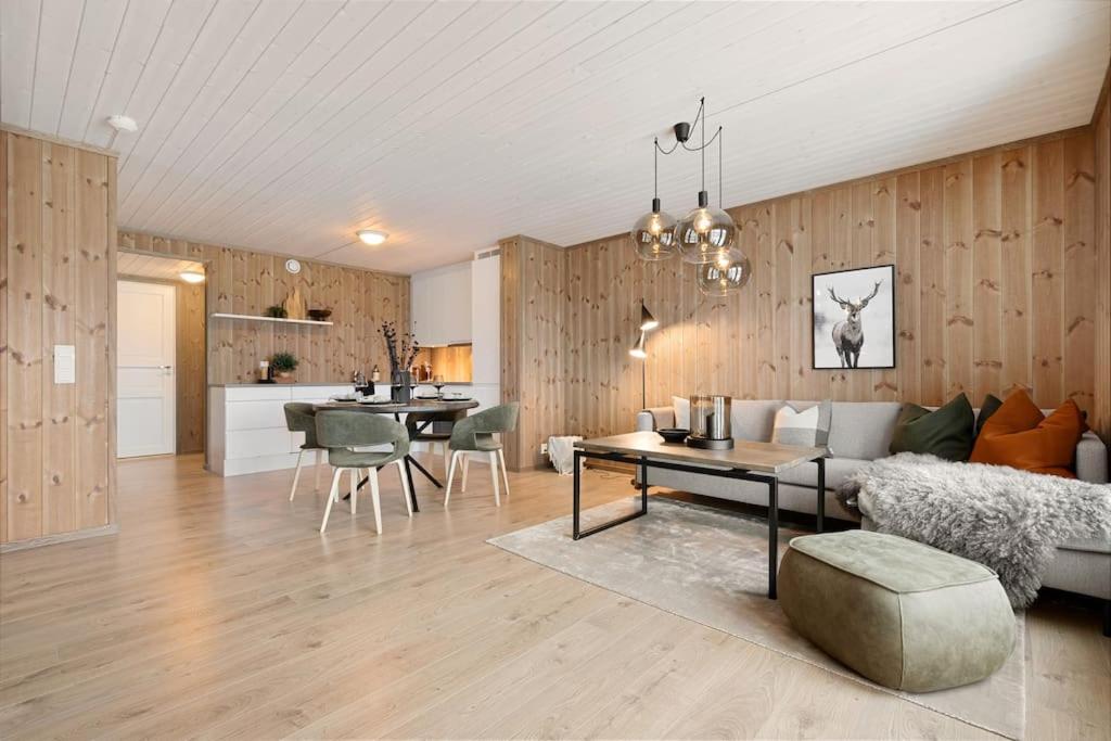 sala de estar con sofá y mesa en Leilighet i Sogndal skisenter - Hodlekve, en Sogndal
