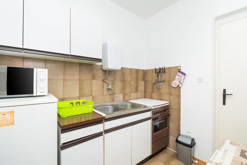 Kuchyň nebo kuchyňský kout v ubytování Apartment Neda