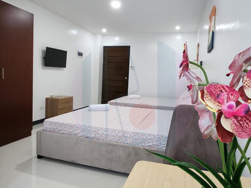 1 dormitorio con 1 cama y suelo de cristal en RiCres Hometel Double Bed R124 en Samal