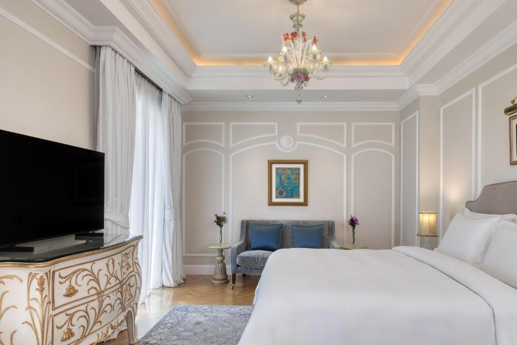 TV a/nebo společenská místnost v ubytování King George, a Luxury Collection Hotel, Athens