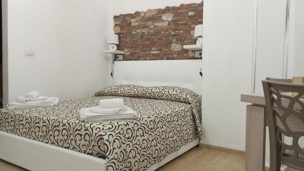 a bedroom with a bed with towels on it at Casa Chiaretta in Palermo