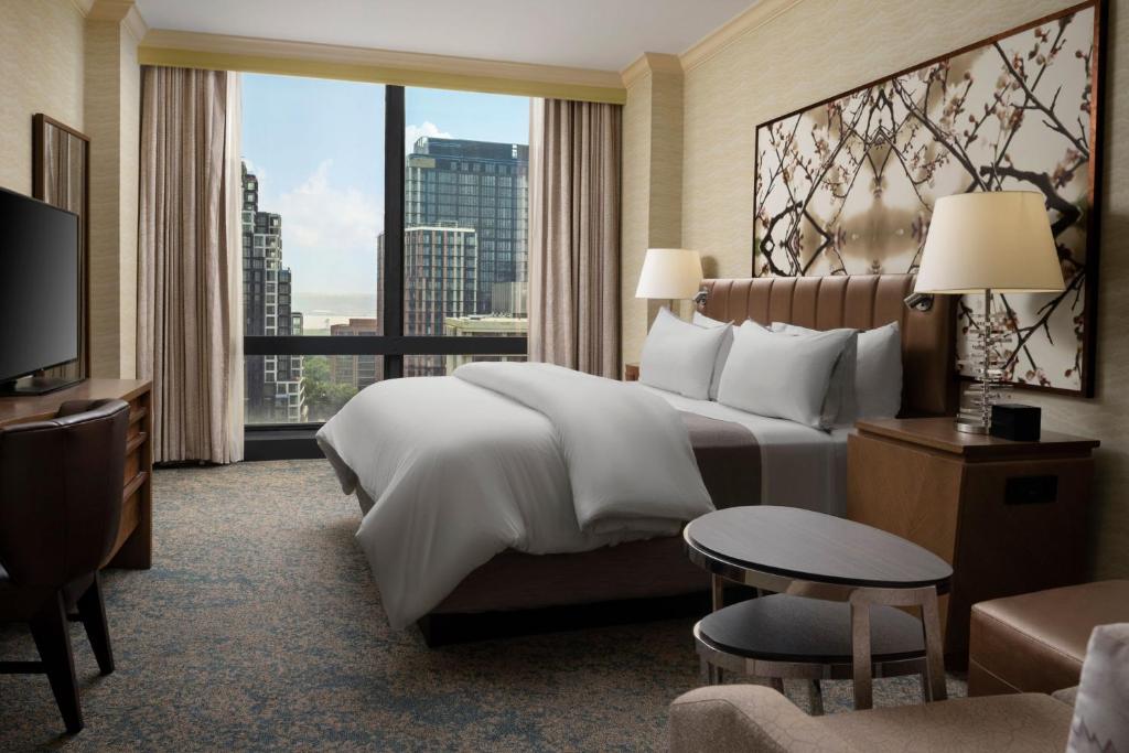 The Westin Crystal City Reagan National Airportにあるベッド