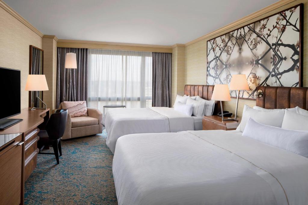 The Westin Crystal City Reagan National Airportにあるベッド
