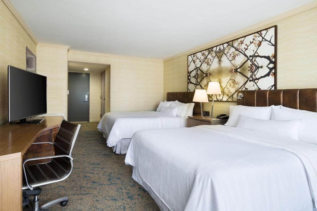 The Westin Crystal City Reagan National Airportにあるベッド