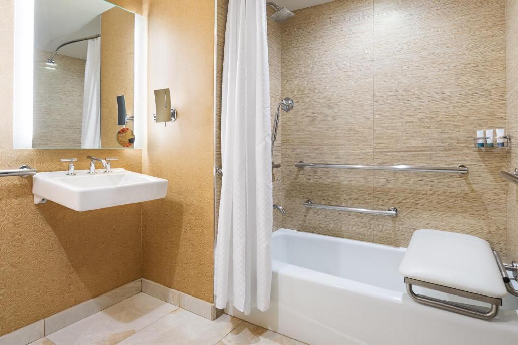 The Westin Crystal City Reagan National Airportにあるバスルーム