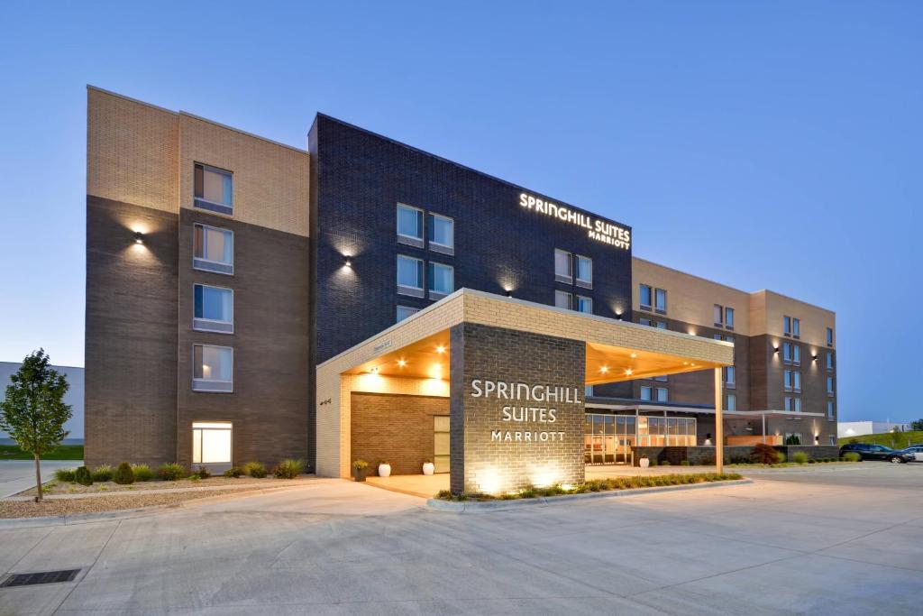 um edifício com um sinal em frente em SpringHill Suites by Marriott Cincinnati Blue Ash em Blue Ash