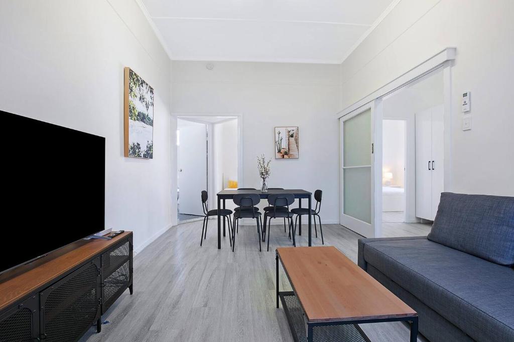 ブリスベンにあるCity Centre Comfort - Your Home in Vibrant Brisbaneのリビングルーム(ソファ、テーブル、椅子付)