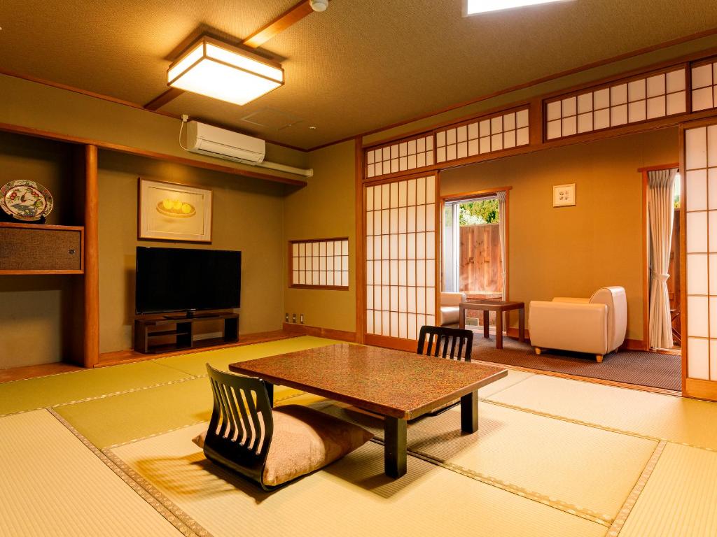 Posezení v ubytování Ooedo Onsen Monogatari Miyoshiya