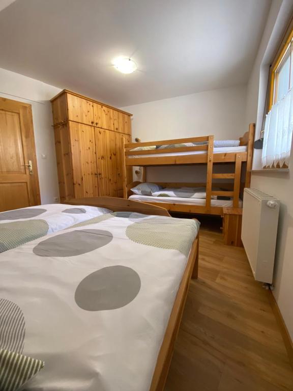 Postel nebo postele na pokoji v ubytování Apartments Karmen