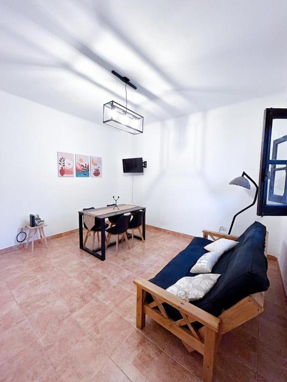 - un salon avec un canapé et une table dans l'établissement La Casita Amarilla en Salta, à Salta