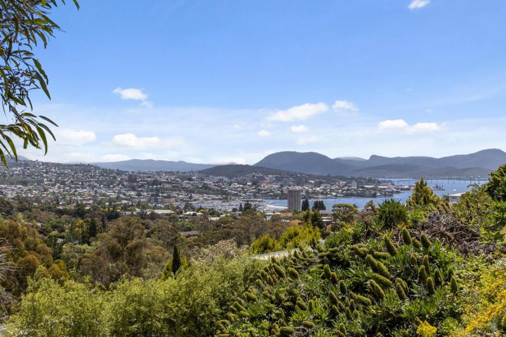 Blick auf eine Stadt von einem Hügel mit Bäumen in der Unterkunft The View 2 bed unit with stunning Hobart outlook in Hobart