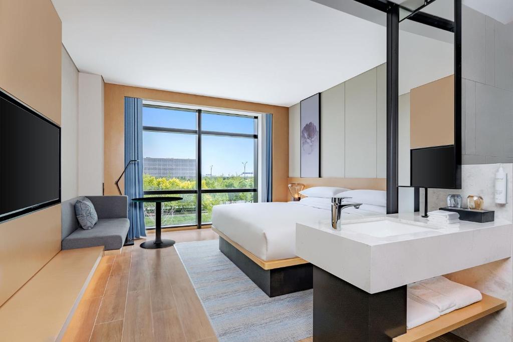 Postel nebo postele na pokoji v ubytování Fairfield by Marriott Beijing Daxing Airport