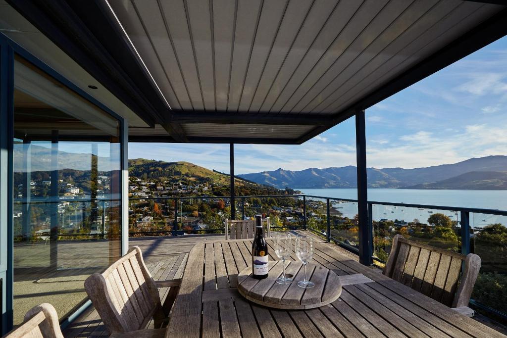 En balkong eller terrass på Akaroa holiday home Spacious and quite with stunning harbour views and close to town