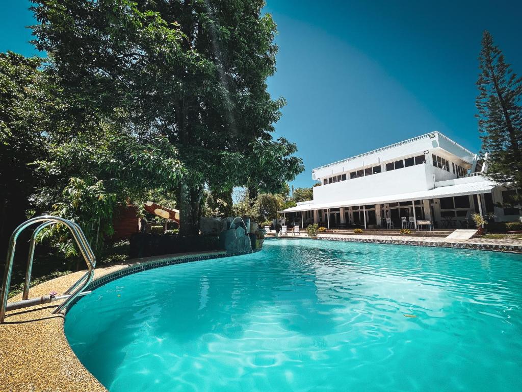 una grande piscina di fronte a un edificio di Wazobia Boracay a Boracay