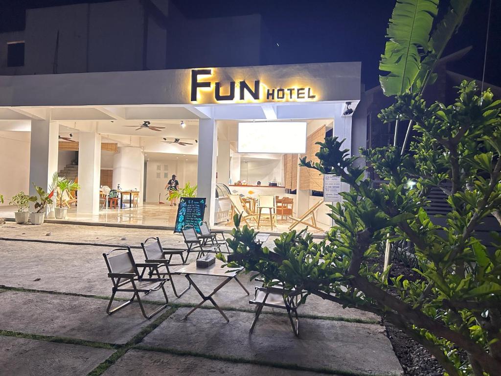 Fun Hotel في بنغلاو: امامه متجر فيه كراسي وطاولات