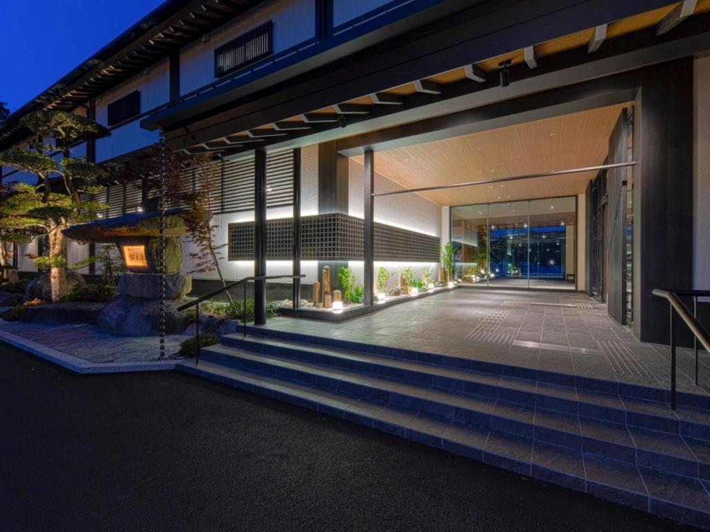 Yukai Resort Premium Koshinoyu في ناتشيكاتسورا: اطلالة خارجية على مبنى به درج يؤدي الى المدخل