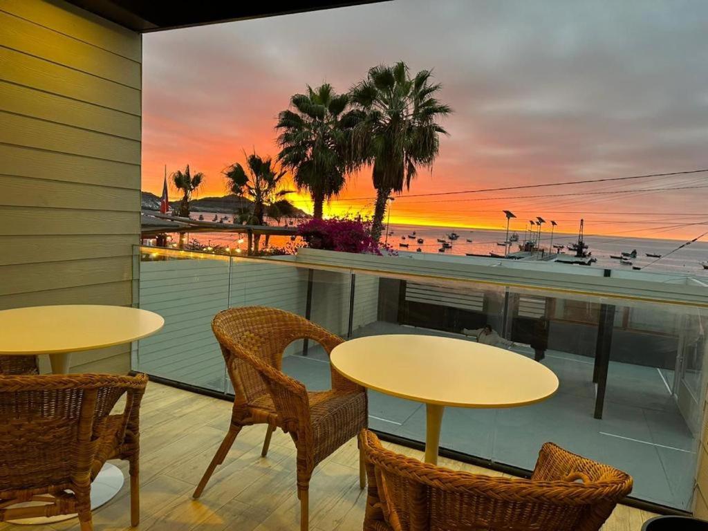 タルタルにあるNolana hotelのビーチを望むバルコニー(テーブル2台、椅子付)