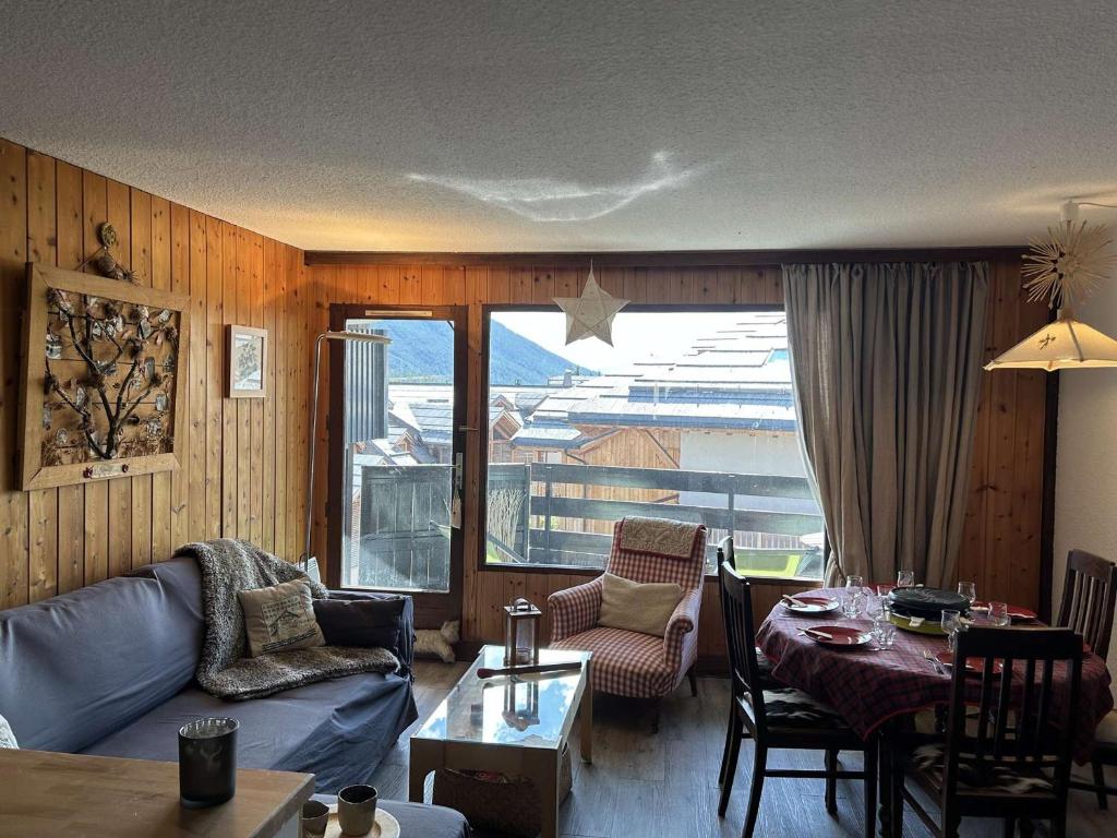un salon avec un canapé et une table dans l'établissement Appartement cosy à Montgenèvre, 6 pers. - Proche centre, pistes et commerces, Parking, Garage. - FR-1-330D-134, à Montgenèvre
