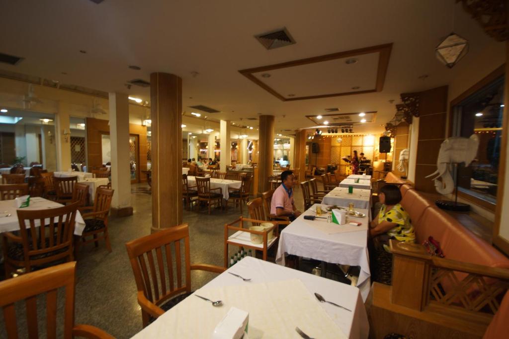Restaurace v ubytování Dhevaraj Hotel