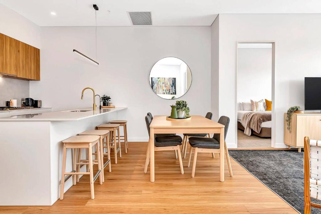 Glenunga的住宿－'The Outlook' Light-filled Nordic Contemporary，厨房以及带桌椅的用餐室。