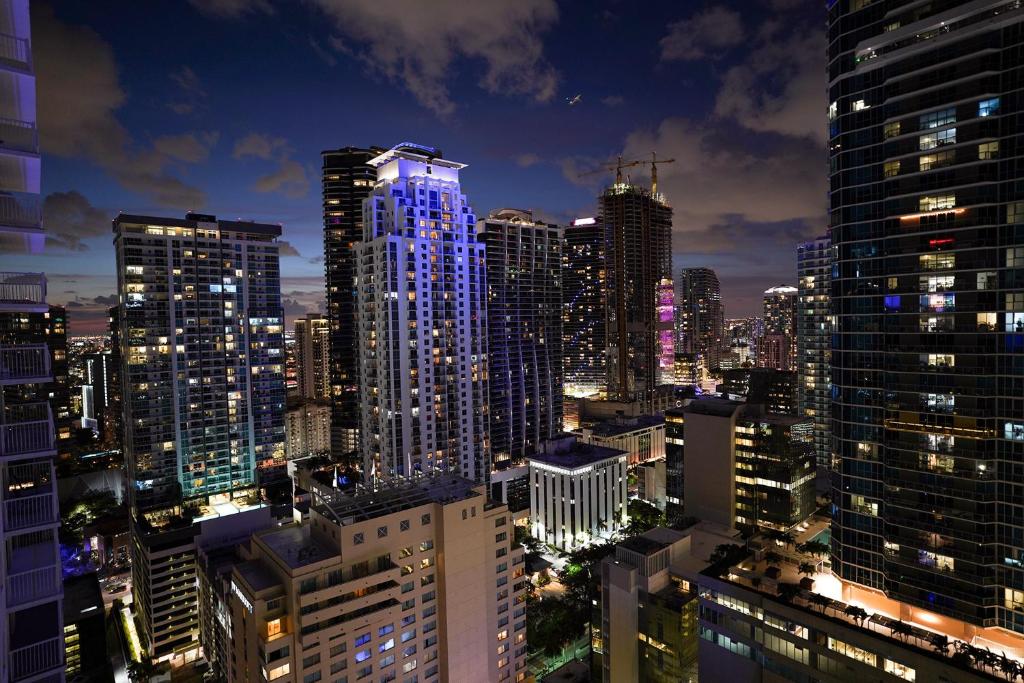 - une vue sur les toits de la ville la nuit dans l'établissement 4 bed full condo in Miami with skyline & sea view, à Miami