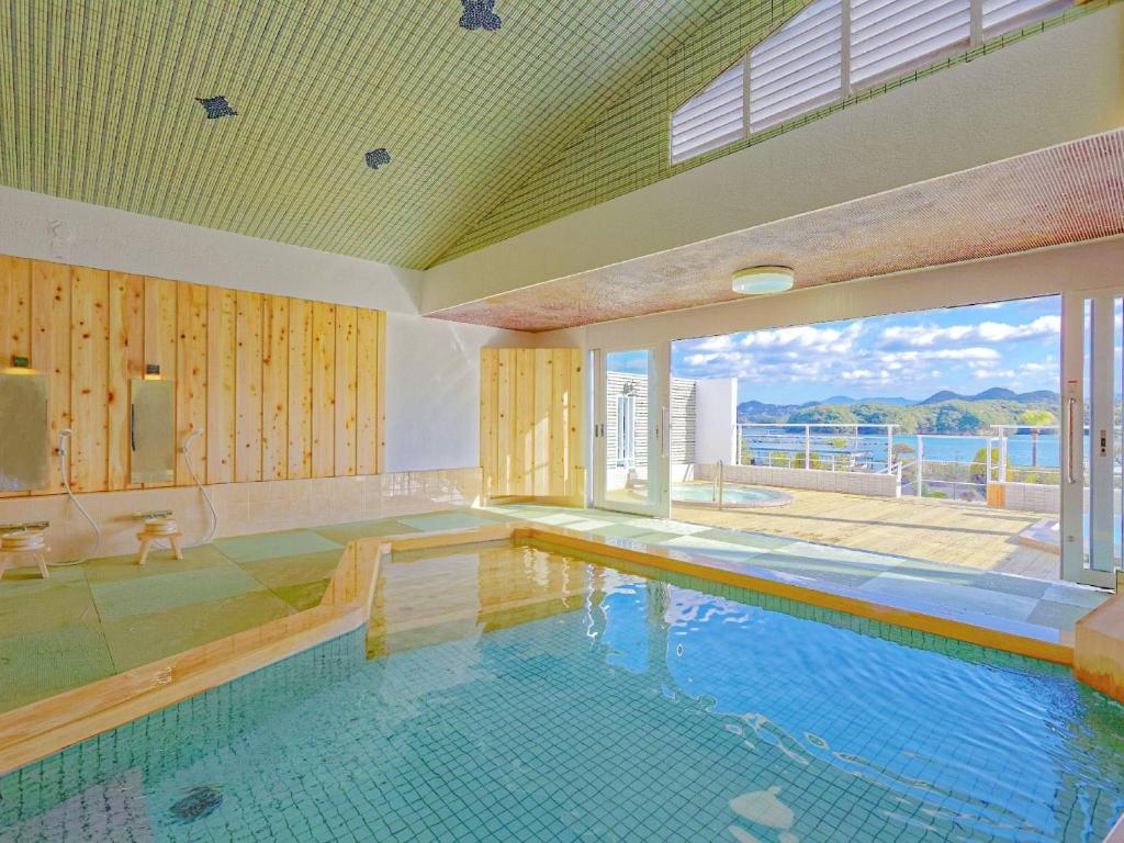 Bazén v ubytování Ooedo Onsen Monogatari Premium Shirahama Saichoraku nebo v jeho okolí