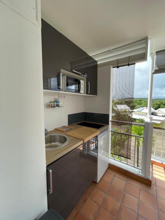 Kuchyň nebo kuchyňský kout v ubytování Appartement Vue mer à 2 minutes à pied des plages Tartane