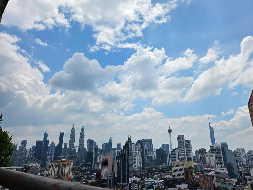 - une vue sur les toits de la ville et les bâtiments dans l'établissement Downtown Chill, à Kuala Lumpur