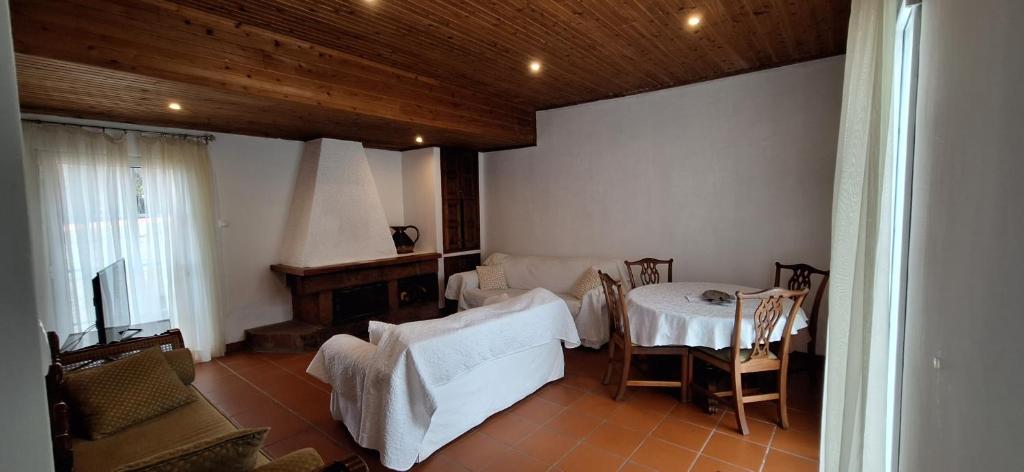 - un salon avec une table et des chaises dans l'établissement Valentina's House, à Porto da Cruz