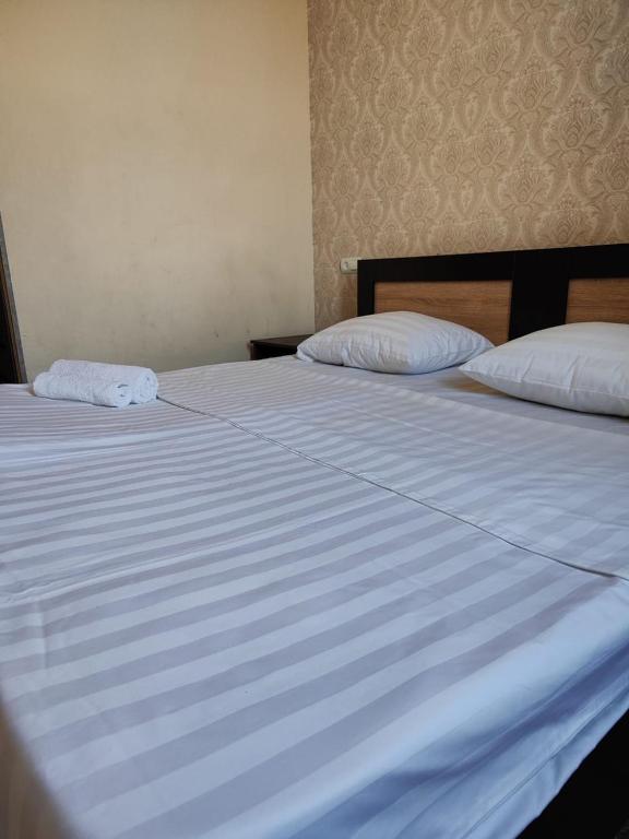 a pair of beds with white sheets and pillows at Sirik's in Pʼarakʼar