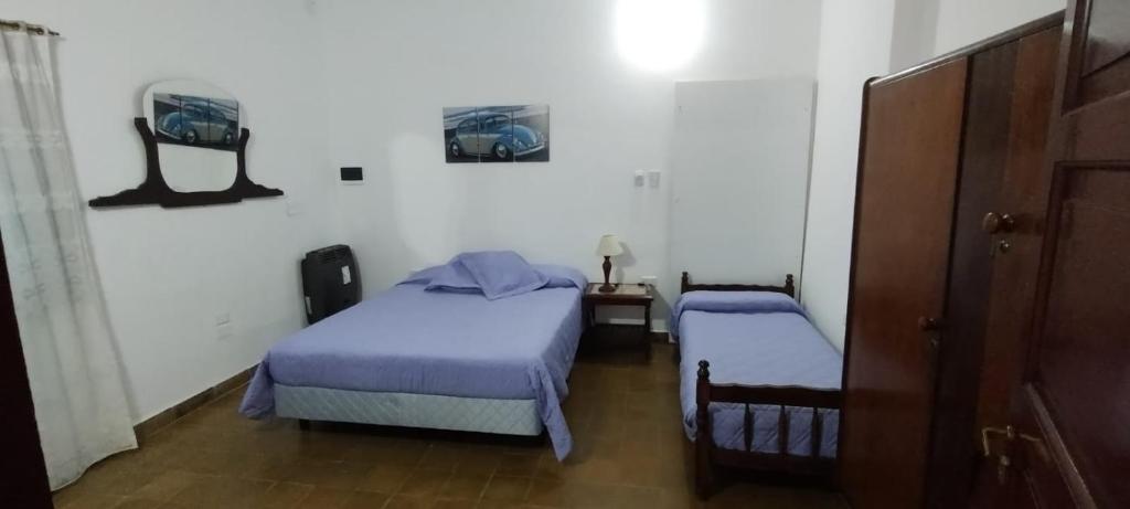 Habitación con 2 camas en una habitación en Guicarodia I en Salta