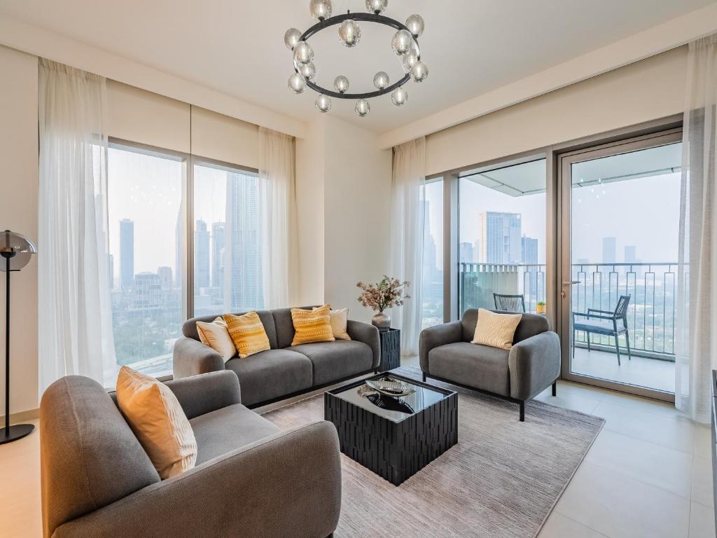 - un salon avec deux canapés et un lustre dans l'établissement Phenomenal 2Br in Downtown Views II, à Dubaï