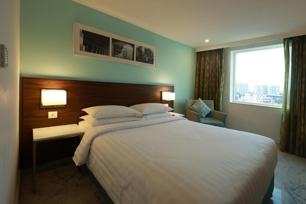 Postel nebo postele na pokoji v ubytování Fairfield by Marriott Pune Kharadi