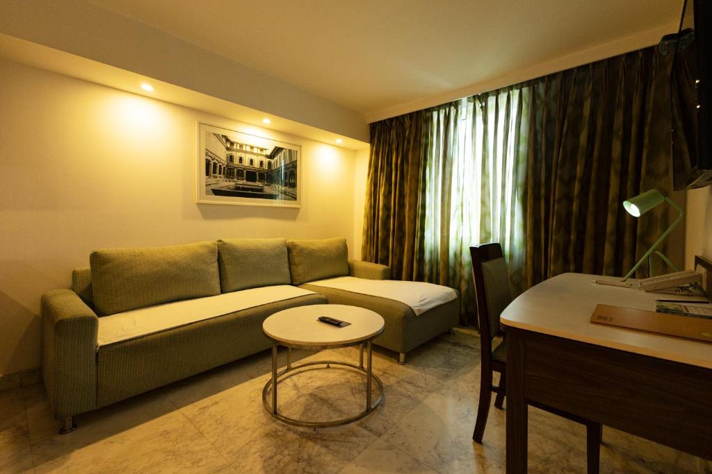 Posezení v ubytování Fairfield by Marriott Pune Kharadi