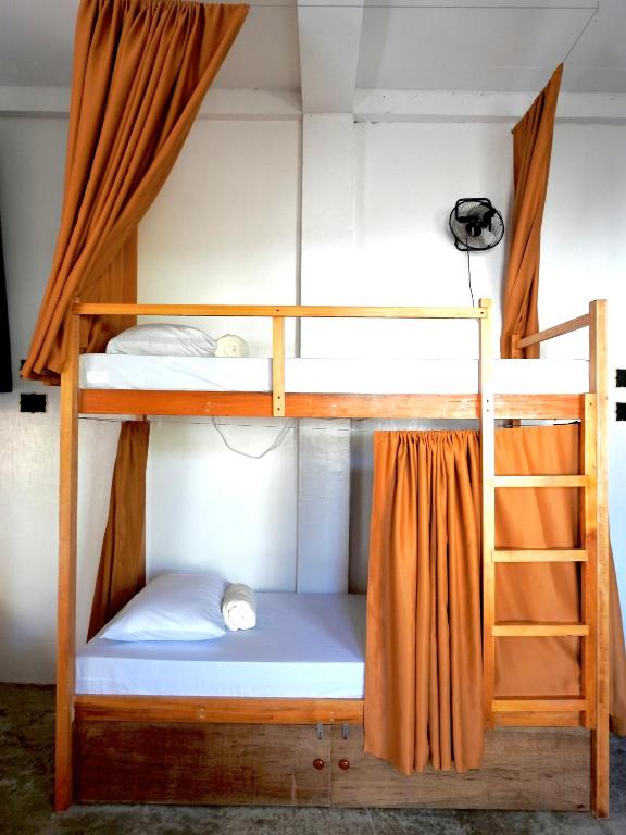 Postel nebo postele na pokoji v ubytování Three Little Birds Surf Hostel