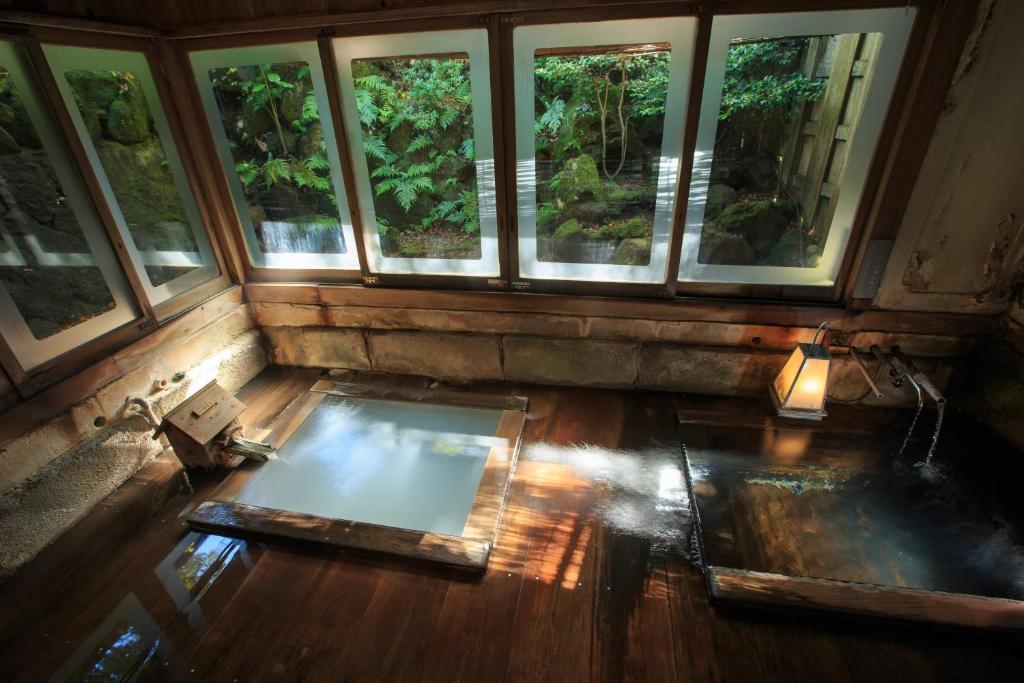 an overhead view of a room with a tub in the floor at Kinokuniya Ryokan in Hakone