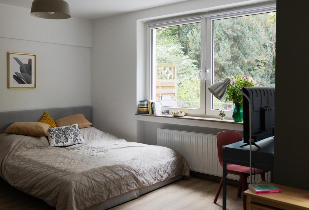 um quarto com uma cama e uma janela em Central apartment with Terrace em Duisburg