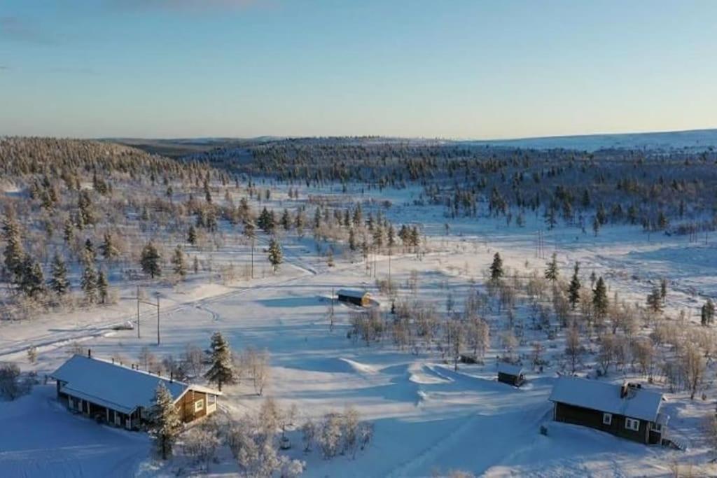 een luchtzicht op een met sneeuw bedekt veld met huizen bij Twin Peaks Urupää B Saariselkä in Saariselkä